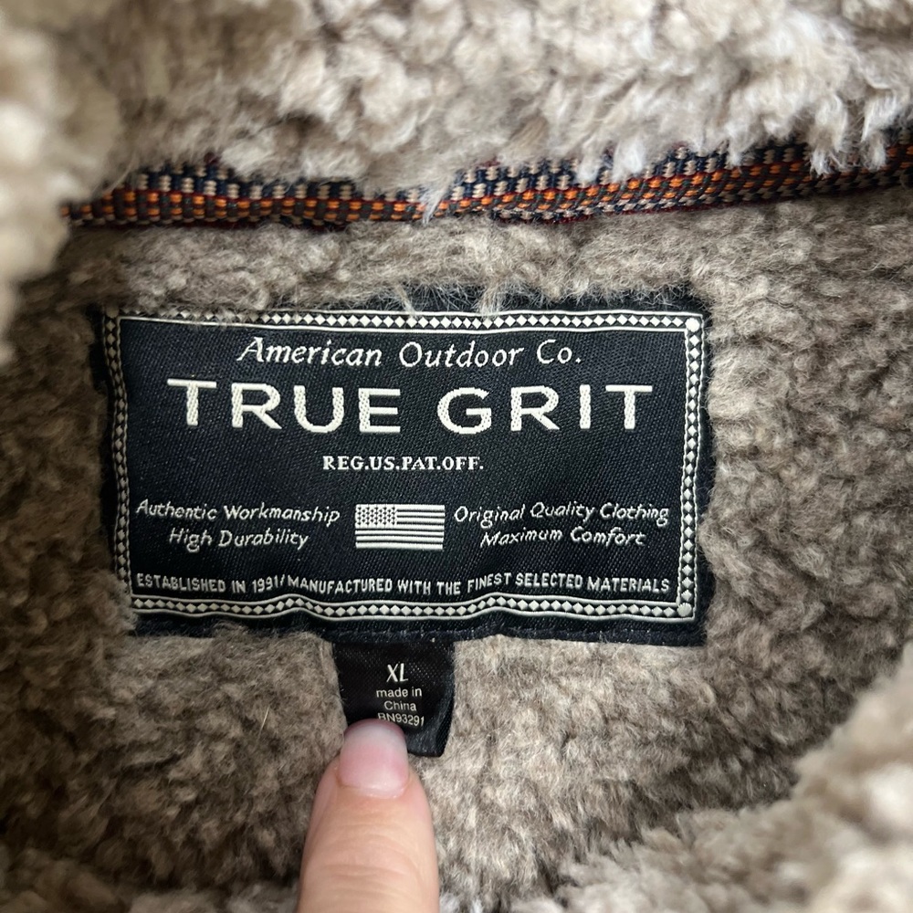 Tru Grit pullover
Size XL
Dark beige/brown